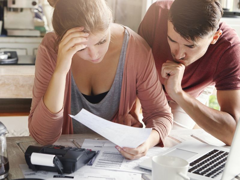 Giovane coppia in crisi economica