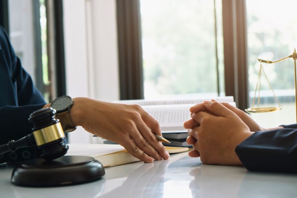 Consulente penale che parla con un cliente in ufficio