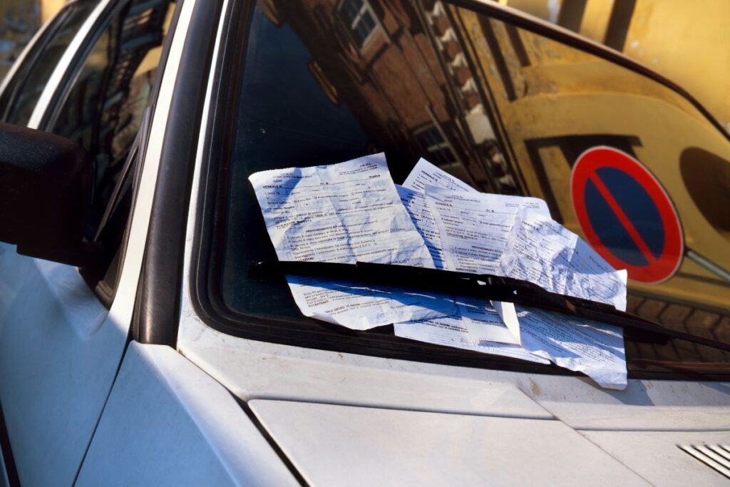 auto con multa sul parabrezza